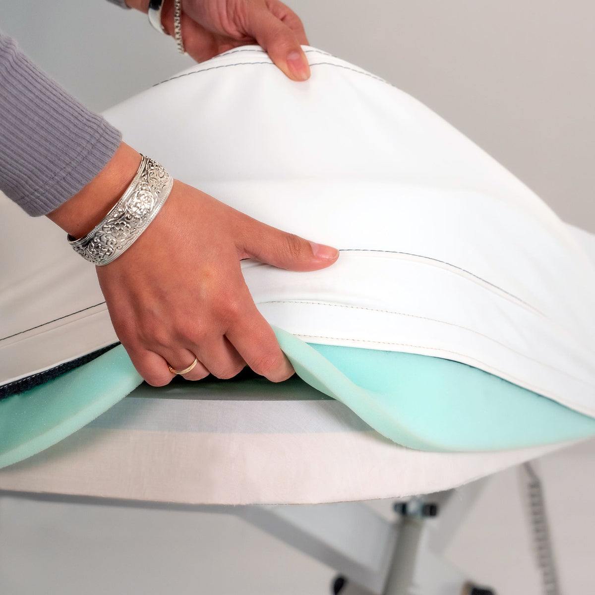 Earthlite - Ellora LX Multi-Purpose Treatment Table with Replaceable Mattress